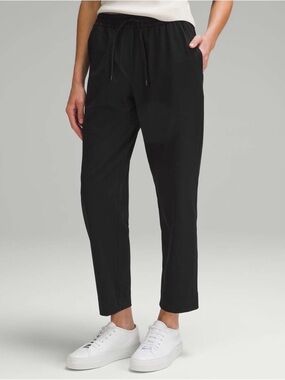 Lululemon Luxstreme Tapered Leg Midrise 7/8 Length Black Pant Large